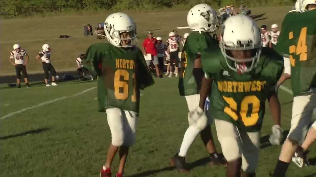 Iowa student born without arms loves playing football