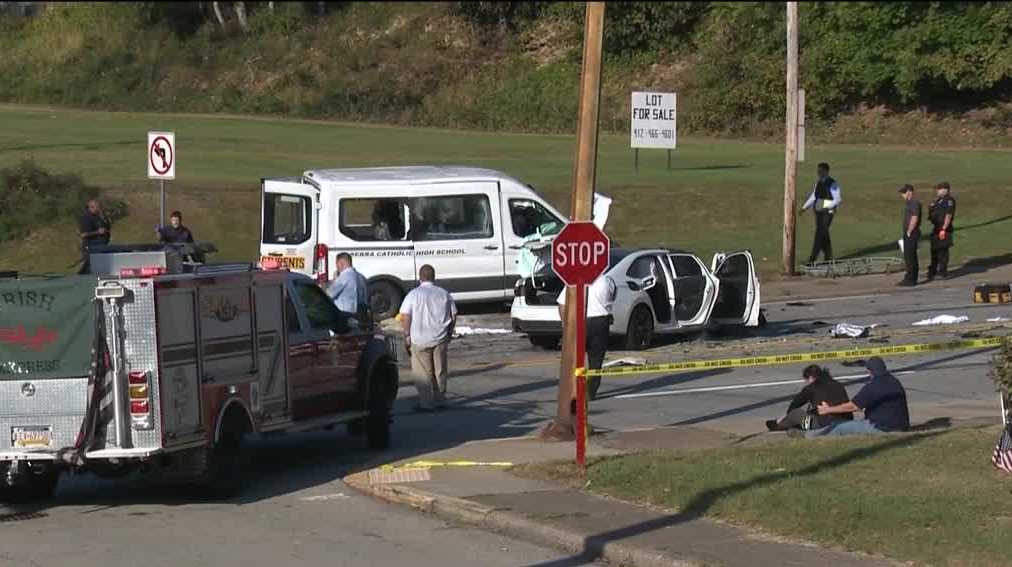 县警方表示，对致命校车碰撞事故的调查仍在进行中，对轿车是否与吉普车竞速无评论。
