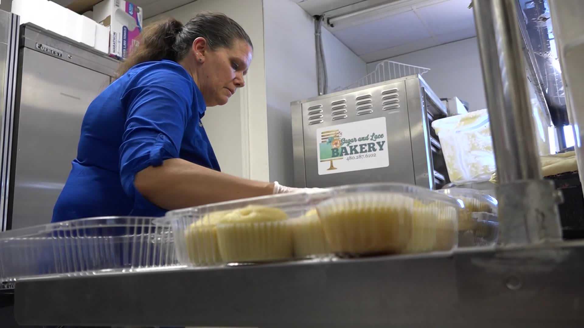 Arizona baker gives away more than 100,000 free cupcakes to teachers - Vimarsana News