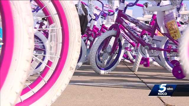 OKC barbershop helps give 200 bikes to children for Christmas - Vimarsana News
