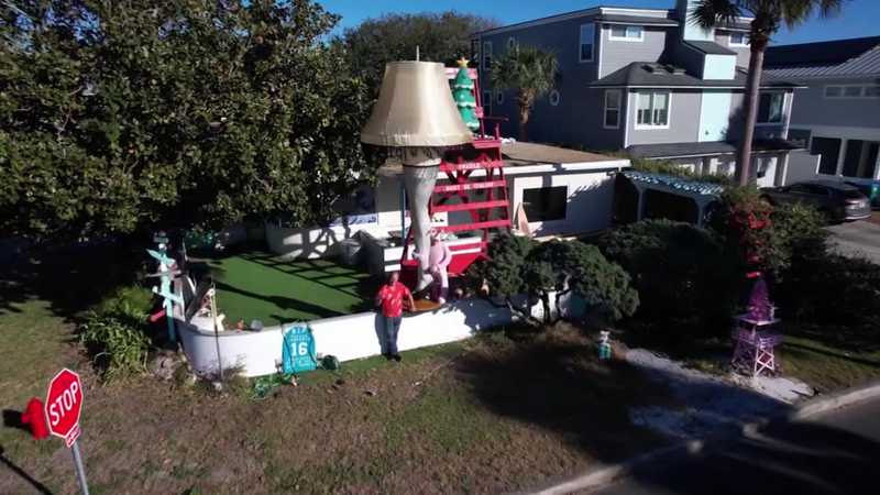 Florida man decorates his yard with a giant replica of the lamp from 