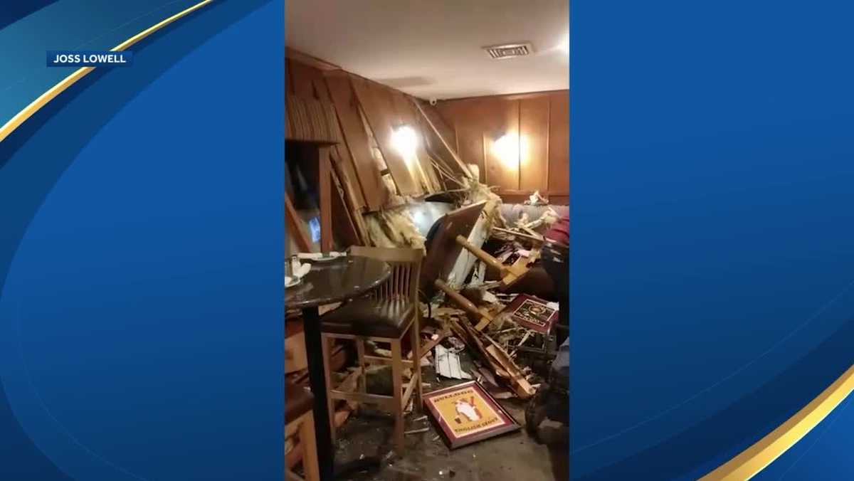 Meredith, New Hampshire: car crashes into Hart's Turkey Farm restaurant