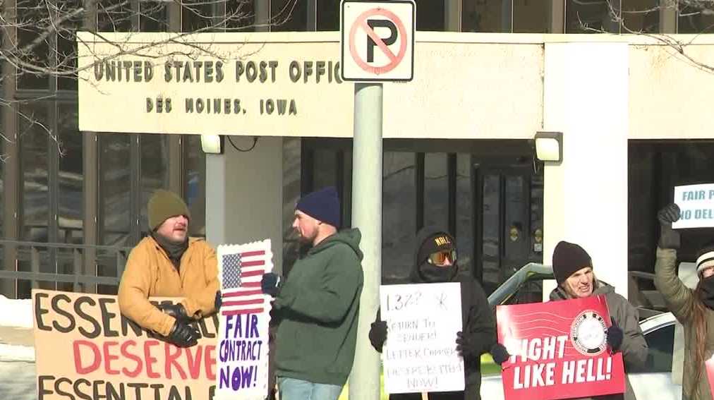 US Postal Service workers rally in front of Des Moines' main post ...