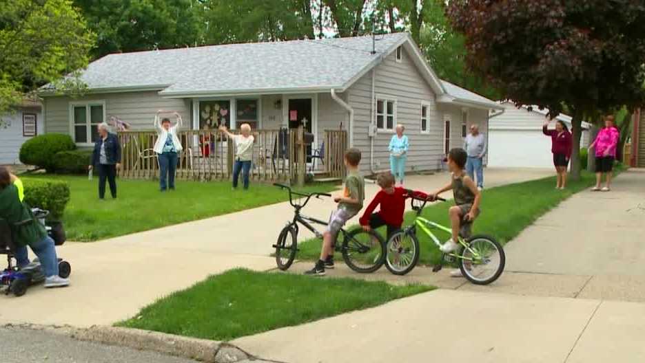 Urbandale couple organize daily wave during COVID19 outbreak