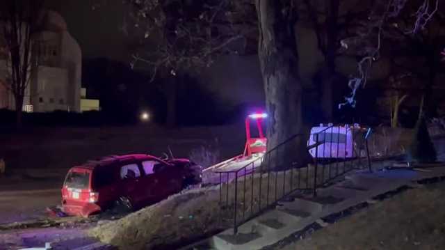 Police search for driver who flipped his car near art center - Vimarsana News
