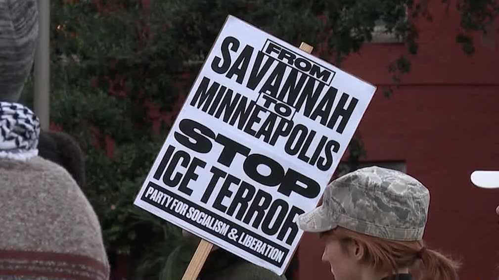 'Solidarity with Minnesota' rally in Savannah protests ICE - WJCL