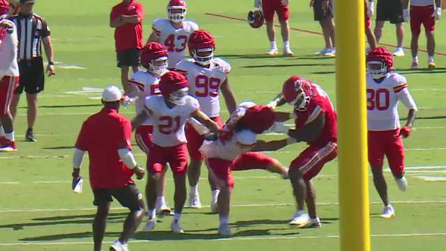 Chiefs training camp: Rookies Josh Simmons, Ashton Gillotte fight