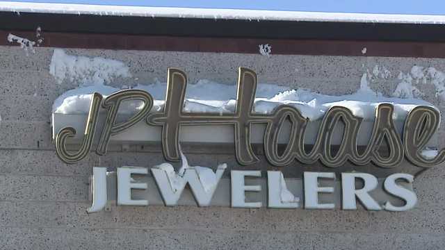 Warrant: Thieves cut power, steal $520k in gold and jewelry from West Allis jeweler