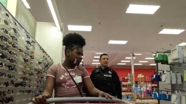 Holiday with Heroes: Des Moines fire, police help kids do their Christmas shopping - Vimarsana News