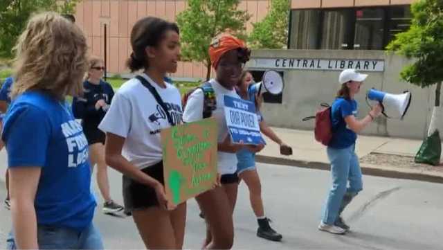 Iowa demonstrators call for tougher gun laws in March for Our Lives rally in Des Moines - Vimarsana News