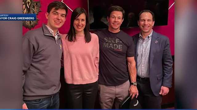 Mark Wahlberg spotted behind the bar of two Louisville night spots - Vimarsana News