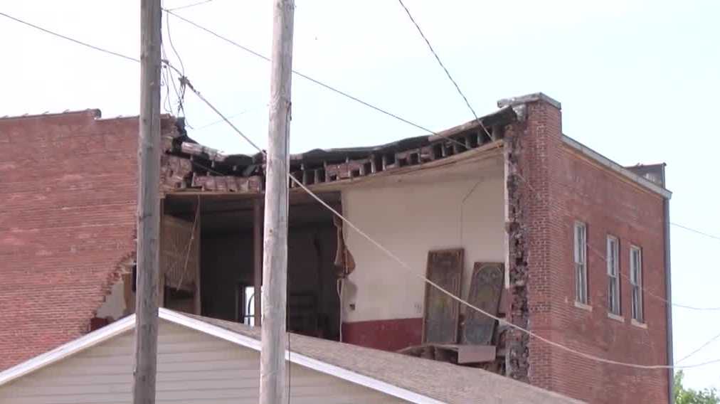 Nobody injured after partial building collapse in downtown Waterloo