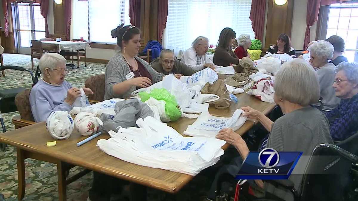 Seniors, staff use plastic bags to make mats for homeless
