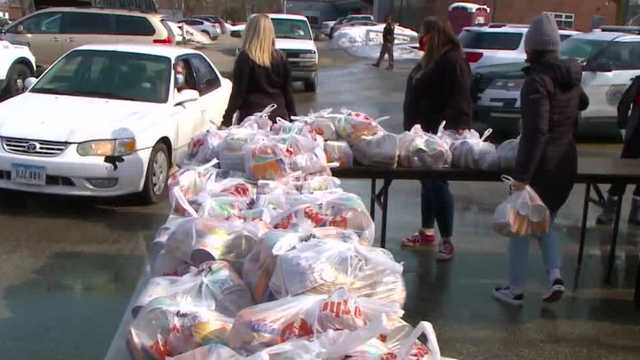 Local organizations hand out 400 meals to Iowans in need - Vimarsana News