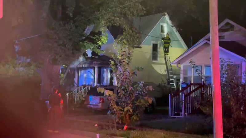 1 dead, 1 hurt after overnight house fire in Des Moines