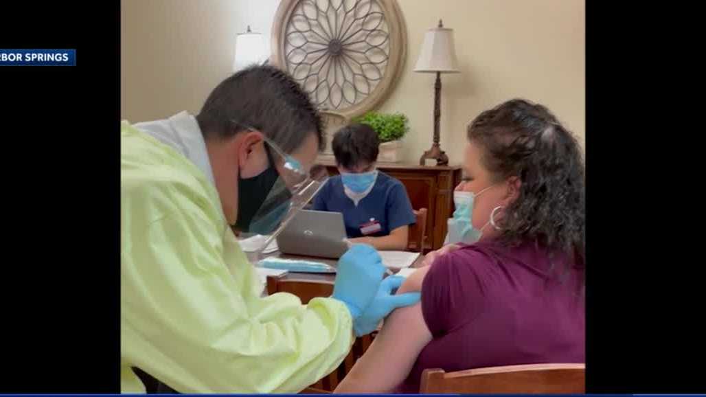 Long-term care residents get first COVID-19 vaccinations in Iowa - Vimarsana News