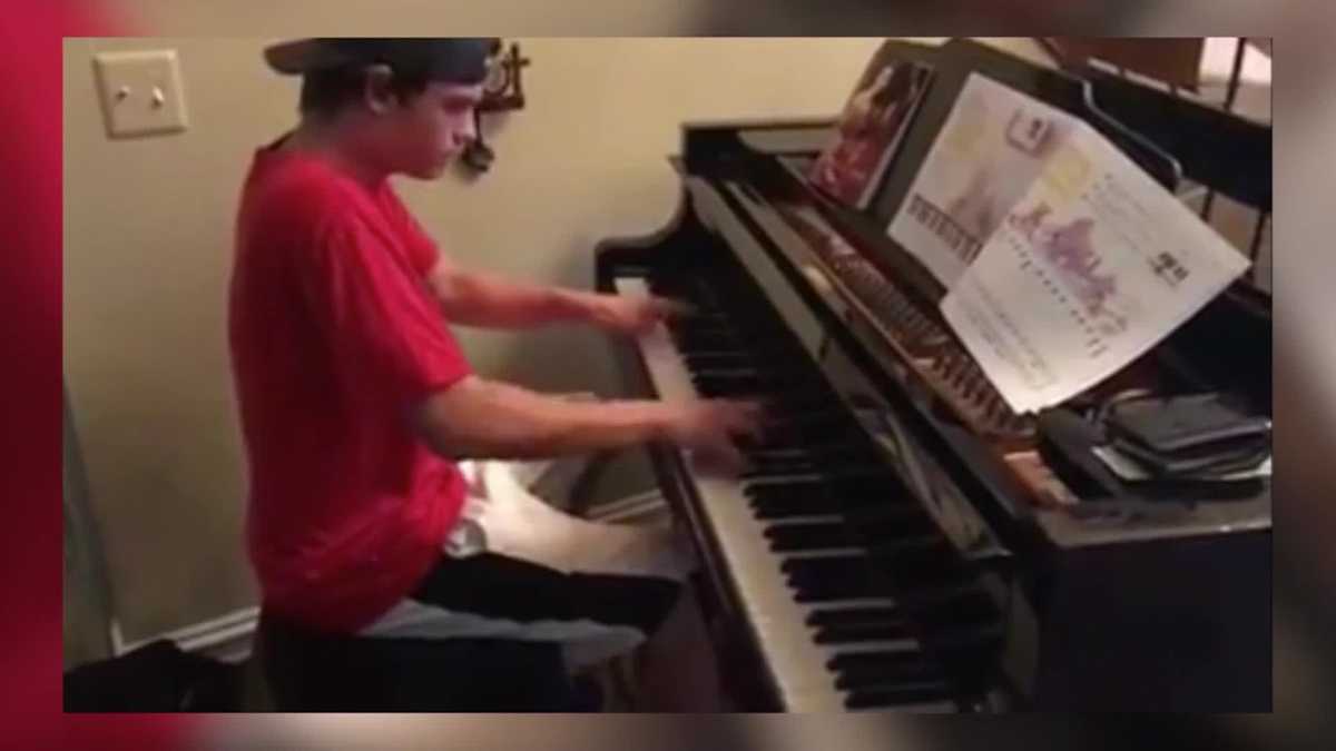 Desfiladero desesperación testimonio Pizza man stuns family with impromptu piano performance