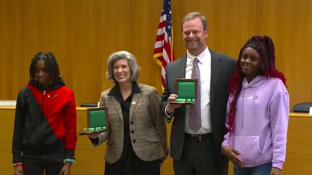 West Des Moines teens honored for life-saving efforts - Vimarsana News