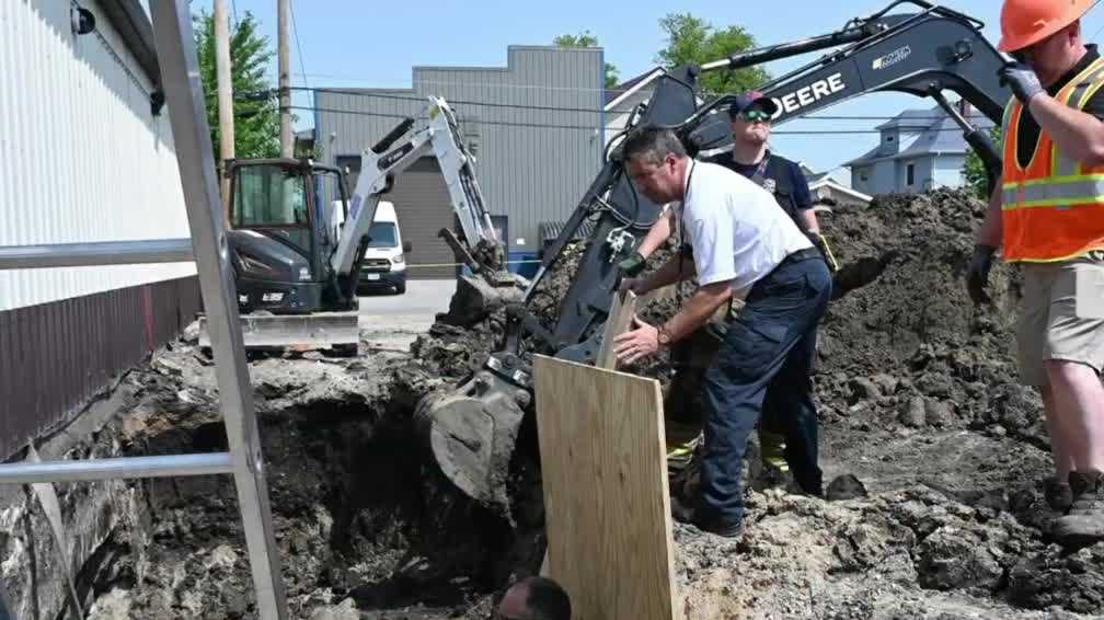 Cedar Rapids Firefighters Rescue Man From Trench Collapse 0069