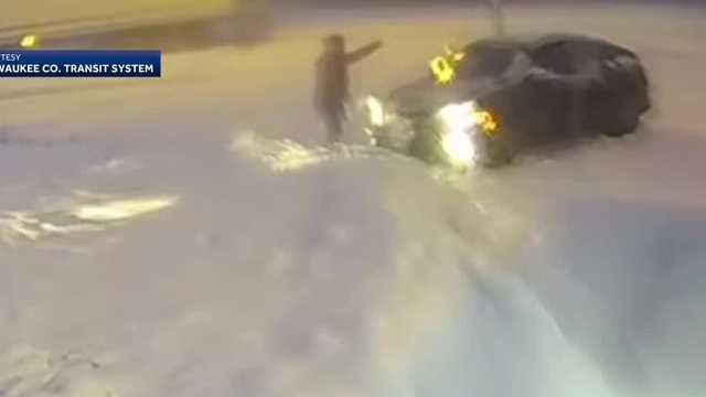 MCTS bus driver helps driver stuck in snow - Vimarsana News