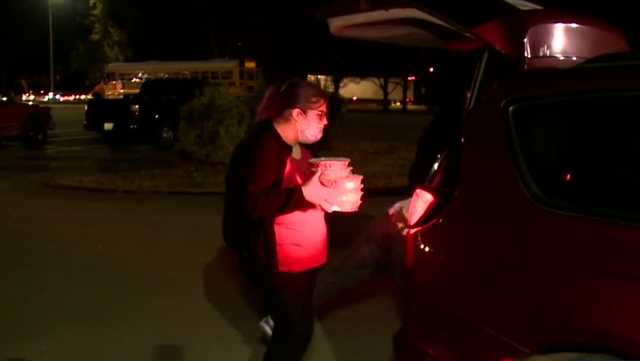 Cars line up for Thanksgiving meals prepared by Louisville students wanting to give back - Vimarsana News