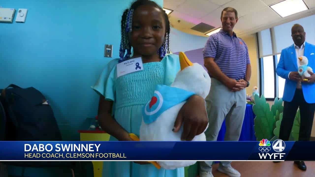 SC: Dabo Swinney makes surprise stop with Aflac ducks at hospital - Vimarsana News
