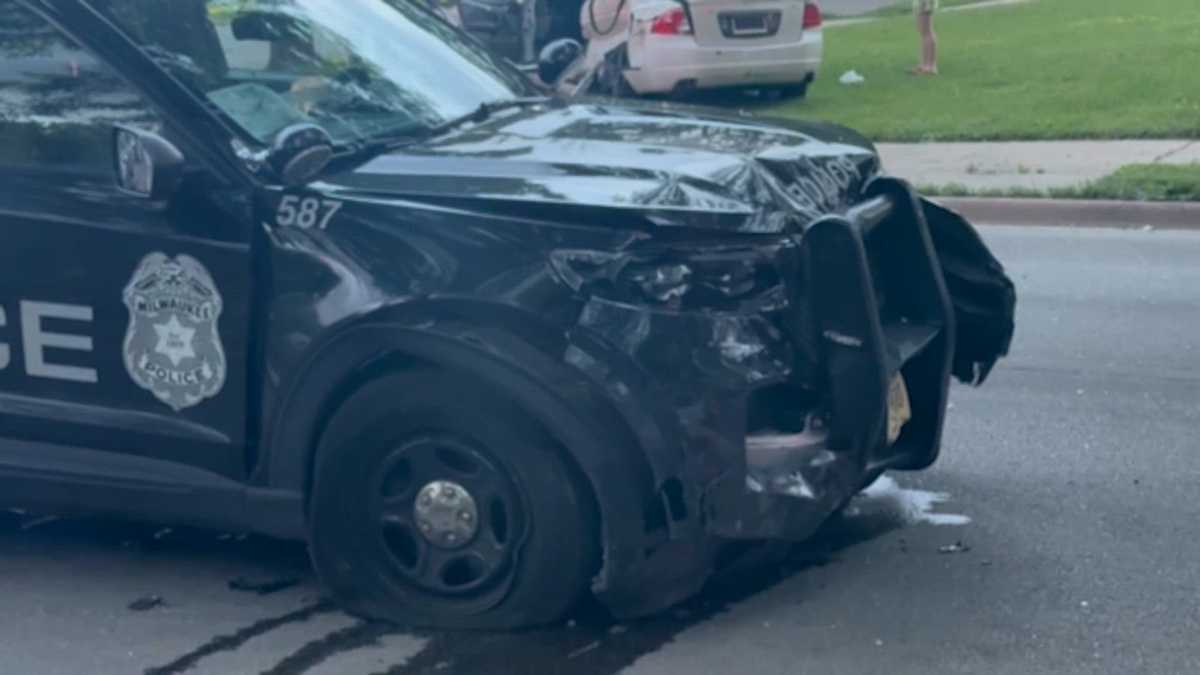 Two vehicles, including Milwaukee police cruiser, involved in crash