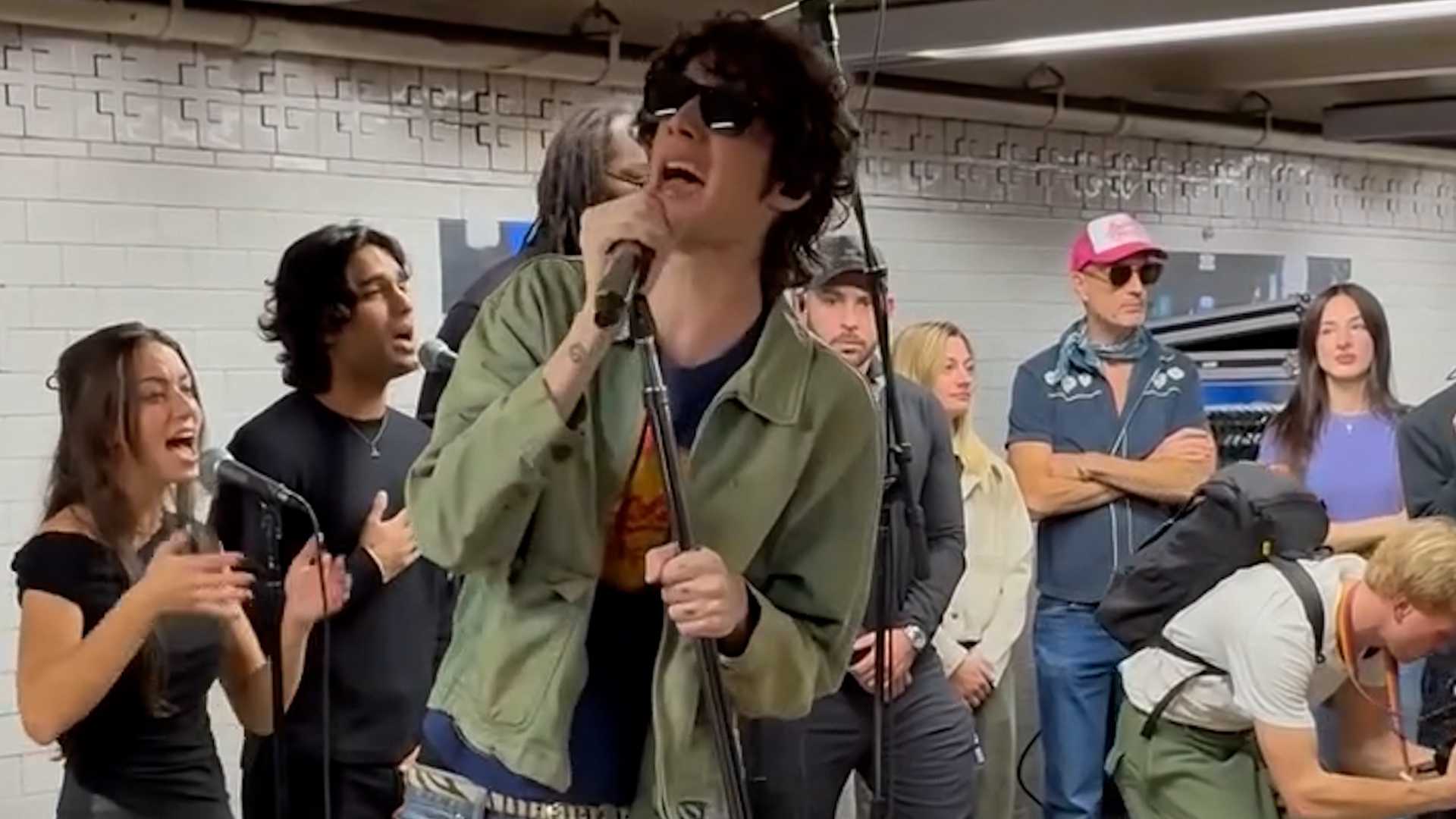 Sombr surprises riders with pop-up performance at New York City subway station