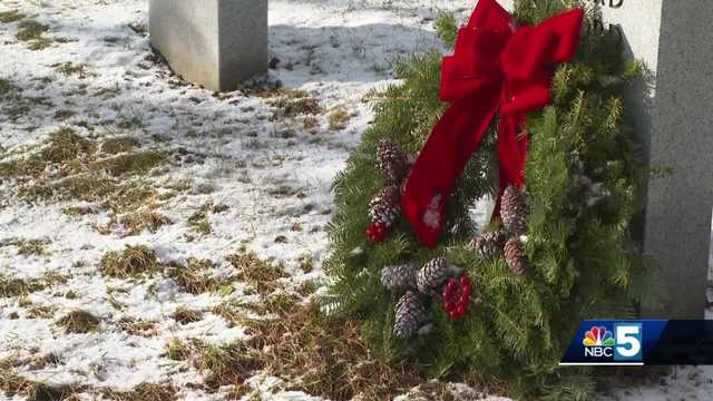 Hazelwood fifth-graders lay wreaths at New Albany's National