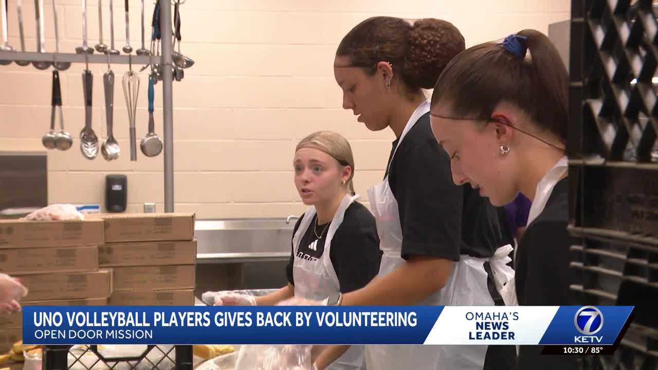 UNO volleyball players prepare meals, pack lunches for Open Door Mission