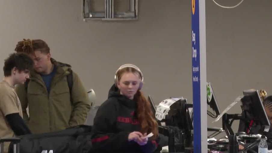 Travelers in Omaha Eppley airport describe the flight delays
