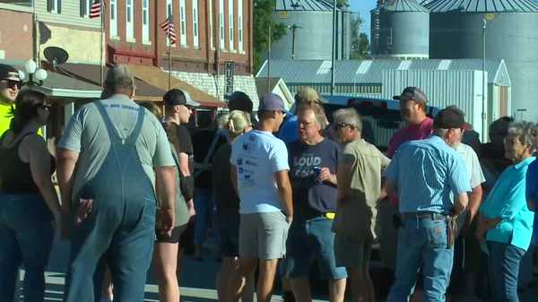 large crowd shows support for logsdon's grocery on its final day