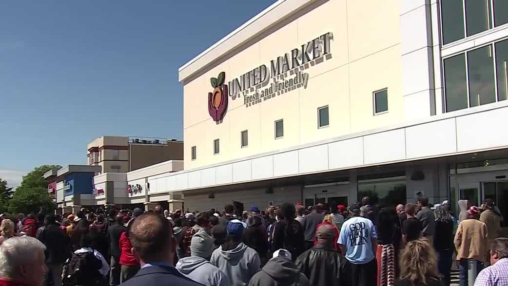 Kansas City shoppers pack United Market on opening day at Linwood Shopping Center