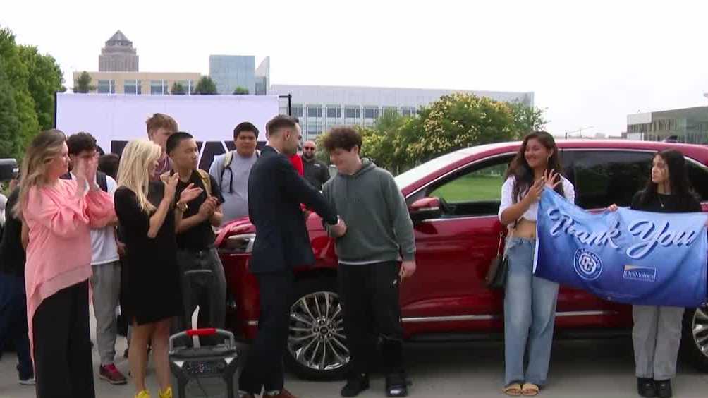 Des Moines students receive donated car for hands-on mechanic training