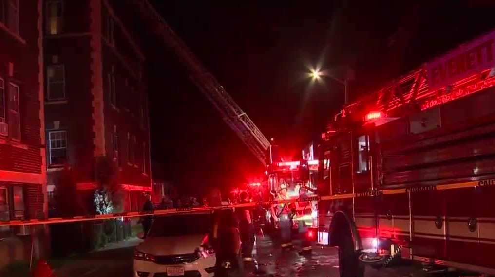 2 rescued from Everett apartment building fire