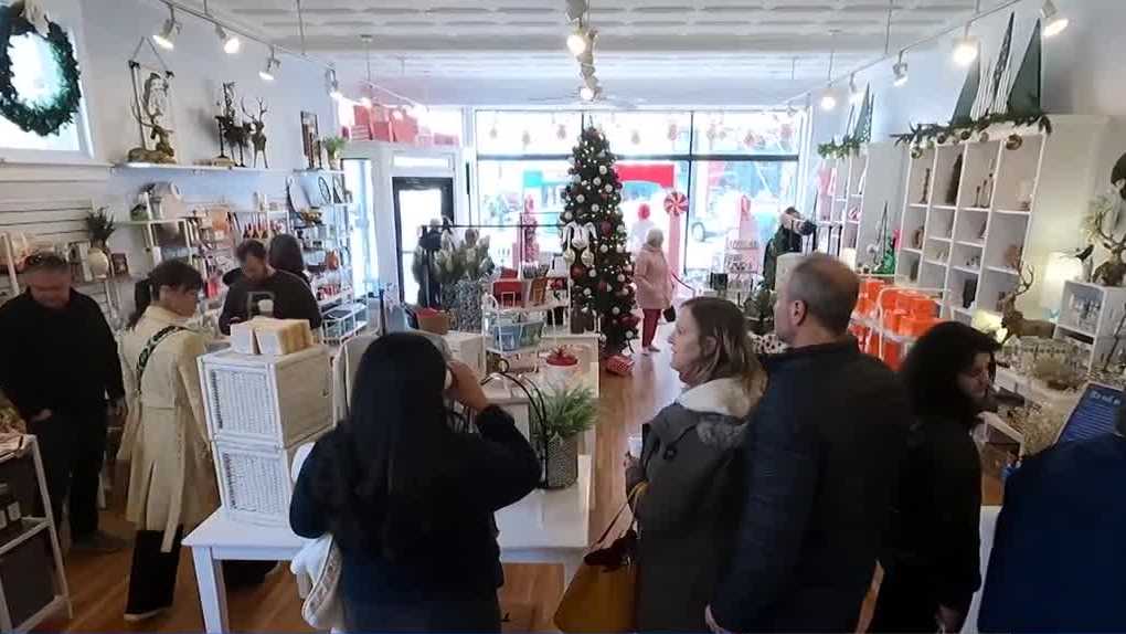 Valley Junction shops pack in crowds Friday as snowstorm threatens Small Business Saturday