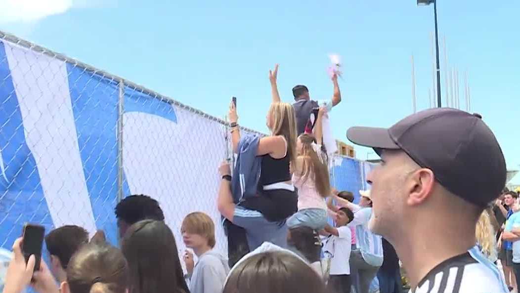 Argentina fans line Berkley Riverfront to welcome World Cup champions to Kansas City
