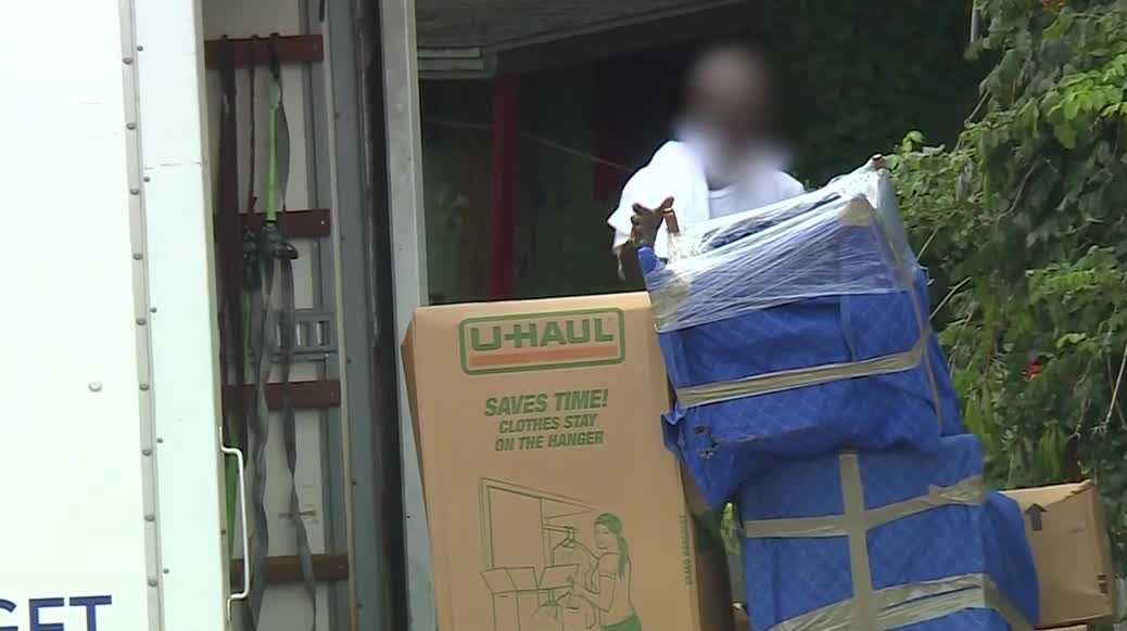 Movers continue to pack up Leavenworth warehouse under scrutiny amid moving fraud investigation