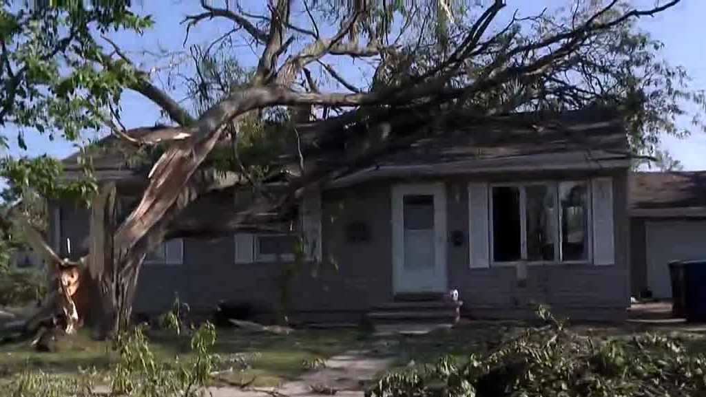 Menasha tornado recovery: hundreds volunteer to help cleanup