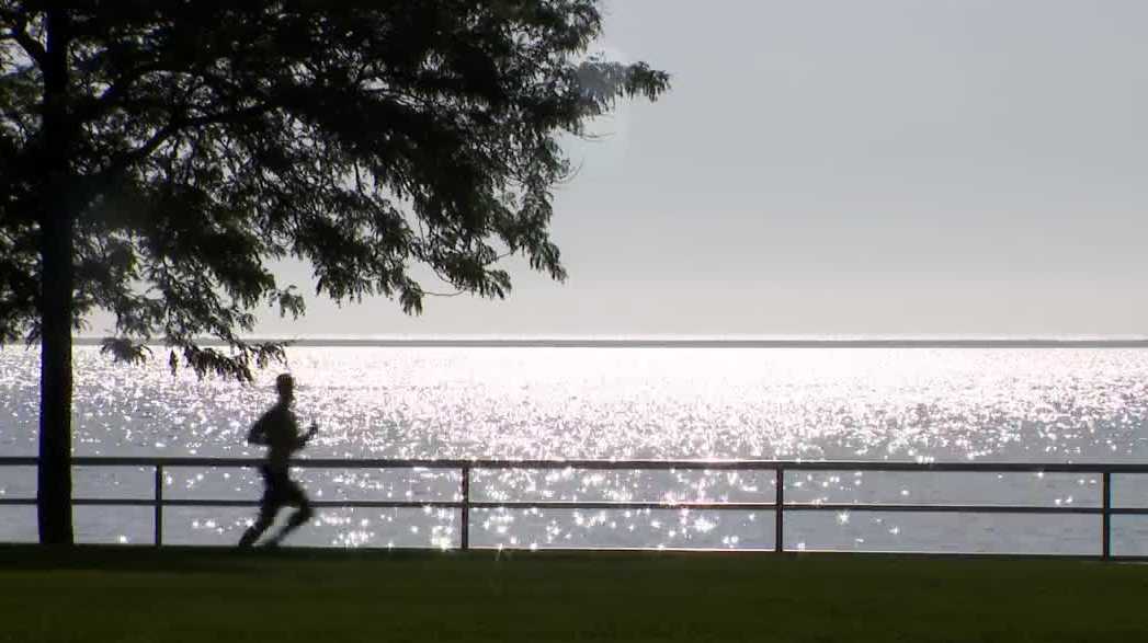 Wisconsinites flock to Milwaukee's lakefront ahead of dangerous heat