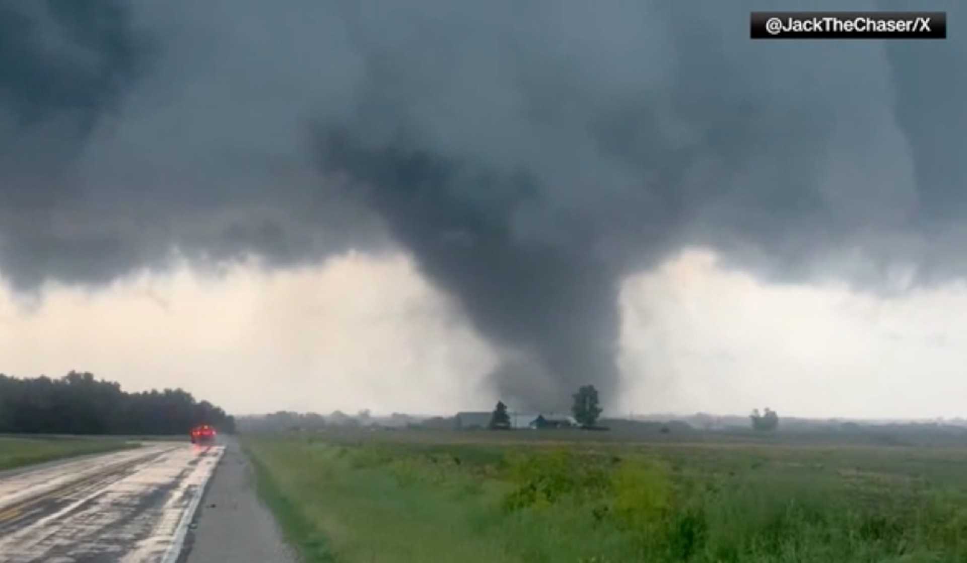 Midwest storms leave hundreds of thousands without power and disrupt Chicago flights
