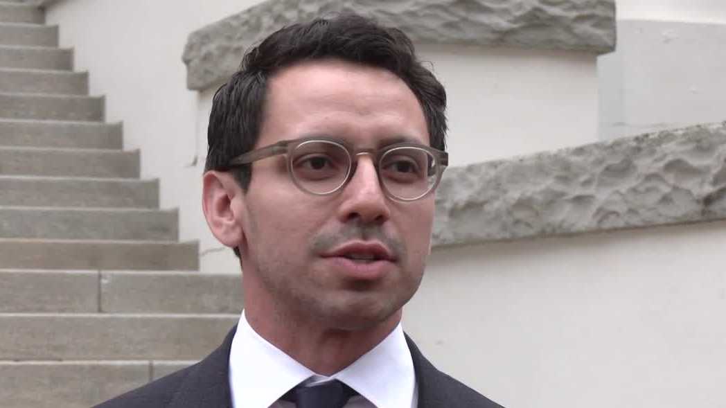 Florida gubernatorial candidate uses Tinder to connect with young female voters