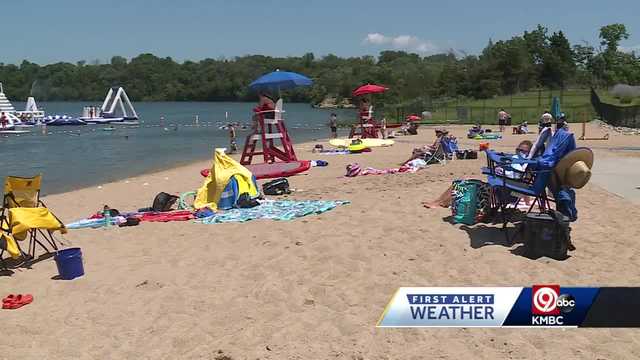 Beachgoers enjoy a hot Fourth of July in Olathe, Kansas - Vimarsana News
