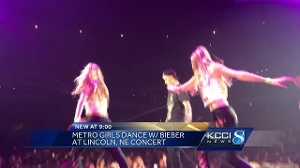 Iowa dancers perform with Justin Bieber