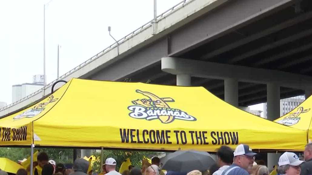 Kinnick Stadium, Iowa City prepare for Savannah Bananas games