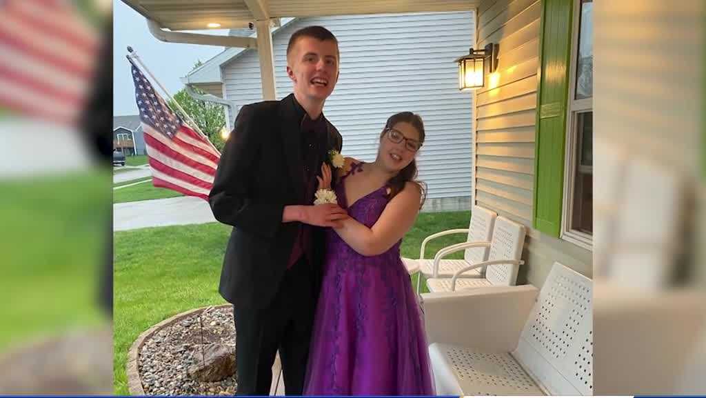 Bondurant-Farrar friends with special needs enjoy free prom night dinner