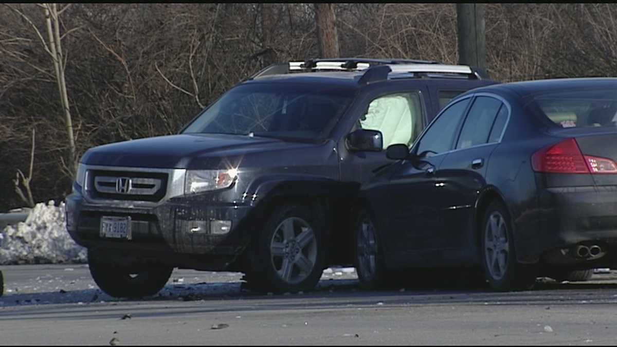 2 hurt in crash that closed crucial part of Beechmont Ave.