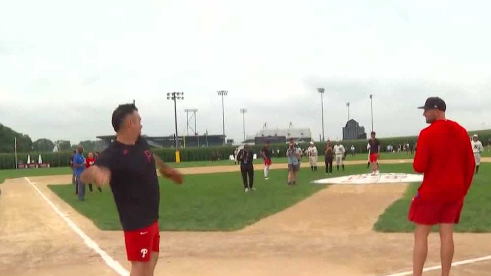 Twins, Phillies take the field at new Field of Dreams stadium in Dyersville