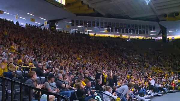 fans pack carver-hawkeye arena