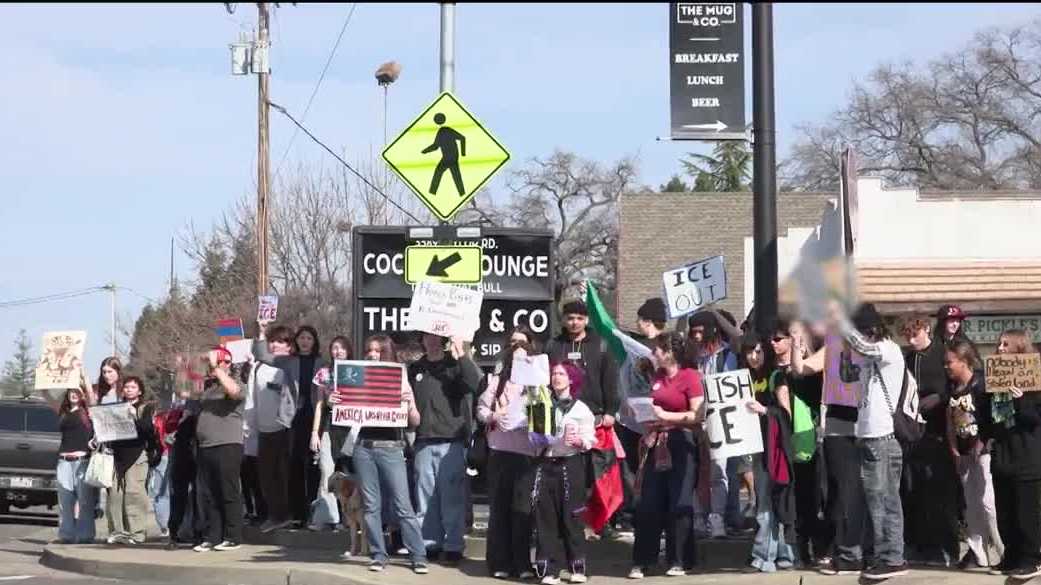 Roseville, Loomis students stage walkout to protest ICE - KCRA